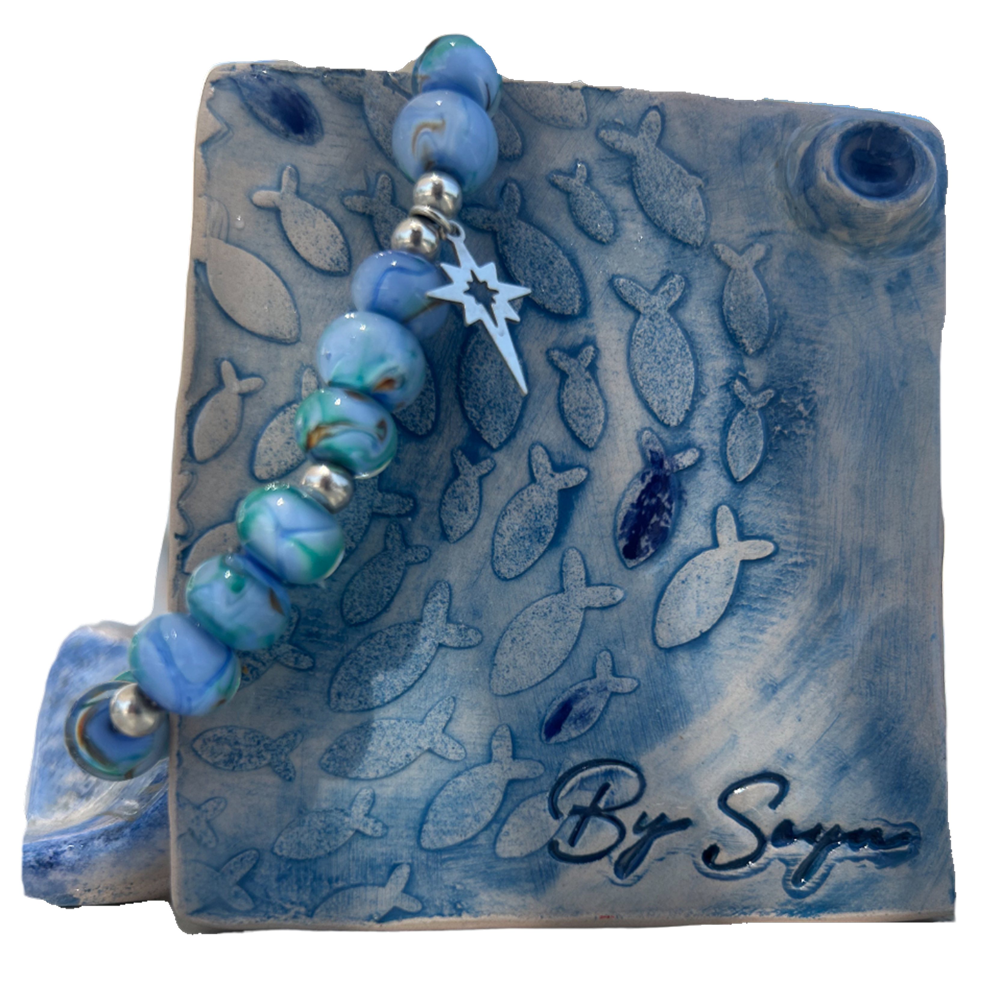 Balık kabartmalı mavi seramik blok